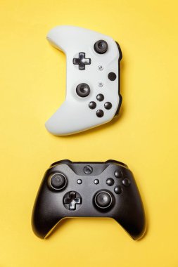 Sarı arka planda beyaz ve siyah iki joystick. Bilgisayar oyun Yarışması videogame kontrol çatışma kavramı