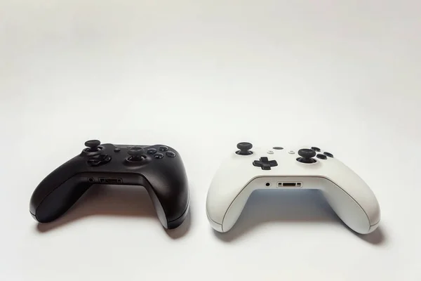 Blanc et noir deux joystick sur fond blanc. Technologie de jeu informatique jouer compétition jeu vidéo contrôle confrontation concept — Photo