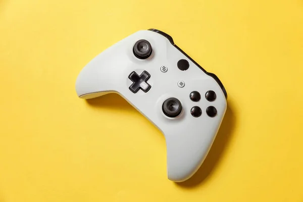 노란색 배경에 흰색 조이스틱. 컴퓨터 게임 경쟁 비디오 게임 제어 대결 개념 — 스톡 사진
