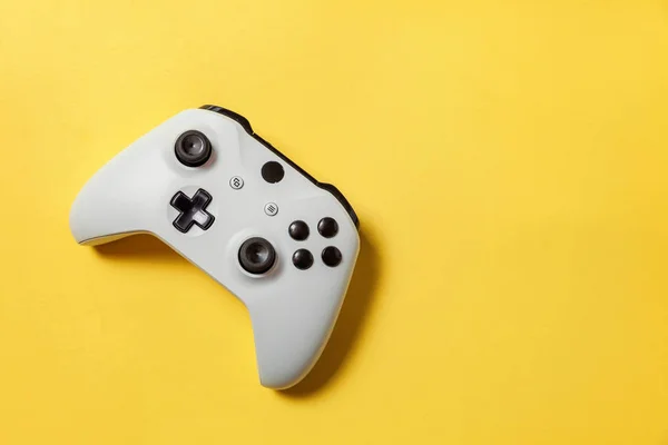 Joystick blanco sobre fondo amarillo. Juego de ordenador competencia videojuego control confrontación concepto — Foto de Stock