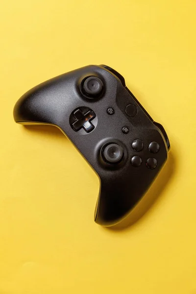 黄色の背景に黒いジョイスティック。コンピュータゲーム競技大会ビデオゲーム制御対決コンセプト — ストック写真