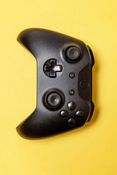 노란색 배경에 검은 조이스틱. 컴퓨터 게임 경쟁 비디오 게임 제어 대결 개념 — 스톡 사진