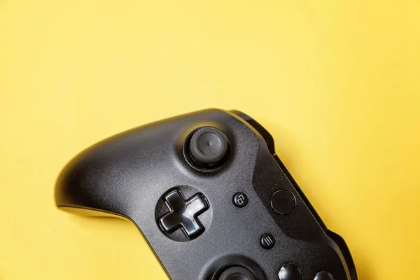 Joystick negro sobre fondo amarillo. Juego de ordenador competencia videojuego control confrontación concepto — Foto de Stock