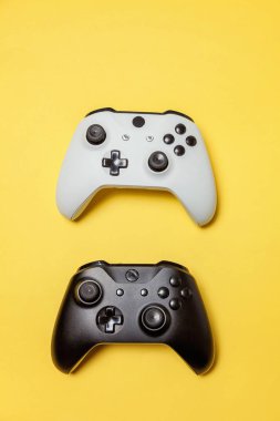 Sarı arka planda beyaz ve siyah iki joystick. Bilgisayar oyun Yarışması videogame kontrol çatışma kavramı