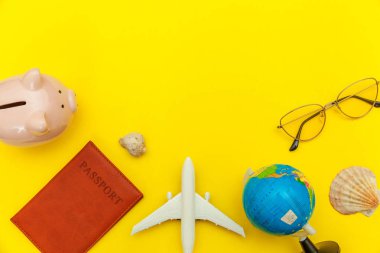 Sarı renkli trendy Modern arka planda minimal basit düz yatıyordu seyahat macera gezisi kavramı