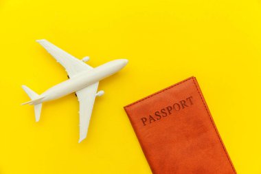 Minimal basit düz sarı trendy Modern arka planda uçak ve pasaport ile seyahat macera gezisi kavramı yatıyordu