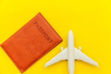 Minimal basit düz sarı trendy Modern arka planda uçak ve pasaport ile seyahat macera gezisi kavramı yatıyordu