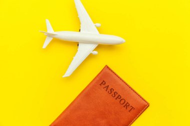 Minimal basit düz sarı trendy Modern arka planda uçak ve pasaport ile seyahat macera gezisi kavramı yatıyordu
