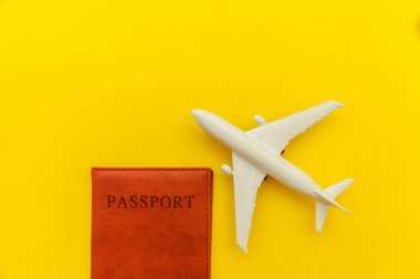 Minimal basit düz sarı trendy Modern arka planda uçak ve pasaport ile seyahat macera gezisi kavramı yatıyordu