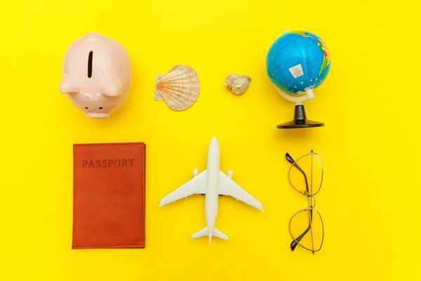 在黄色五颜六色的现代背景下, 最小的简单的平面平面旅行冒险旅行概念 — 图库照片