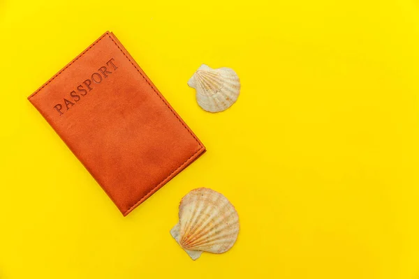 最小的简单的平面铺设旅行旅行旅行旅行概念与护照和外壳上的黄色时尚现代背景 — 图库照片