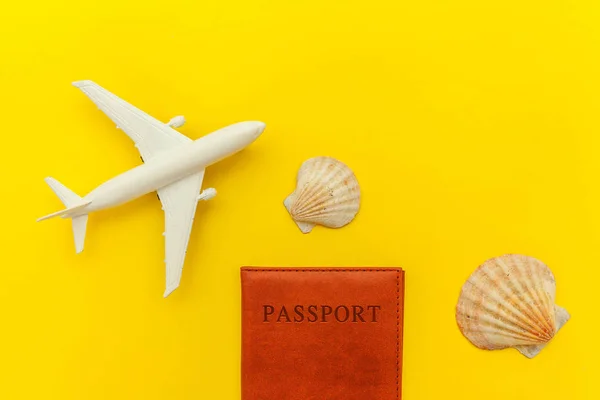 Mínimo simple plano laico viaje aventura concepto de viaje con concha de avión y pasaporte en amarillo moderno fondo de moda —  Fotos de Stock