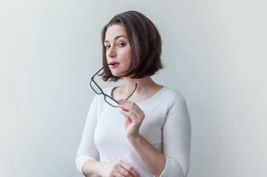 Güzel mutlu kız gülümseyen. Güzellik basit portre genç gülümseyen esmer kadın beyaz arka planda izole