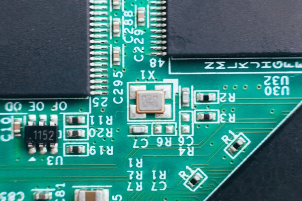 Reparação de placas de circuito. Hardware eletrônico tecnologia moderna. Placa-mãe digital chip de computador pessoal — Fotografia de Stock