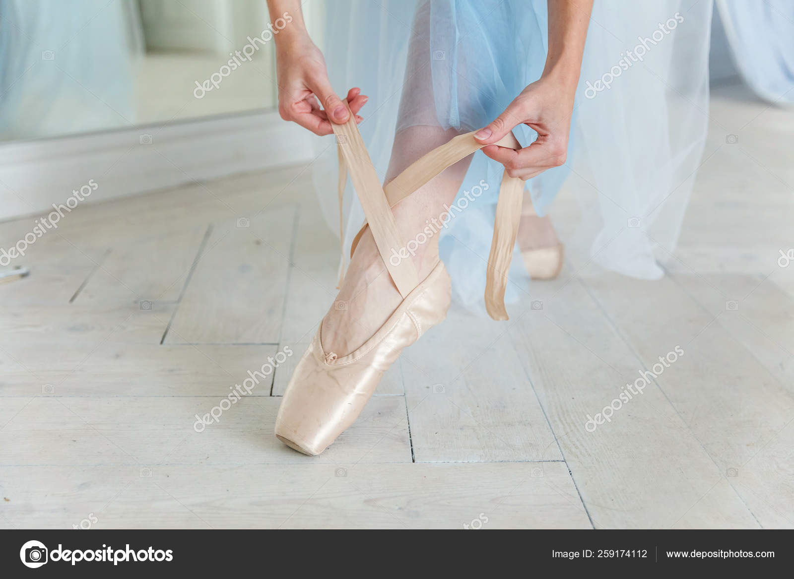 Ballerine mains met pointes chaussures sur la jambe en classe de danse  image libre de droit par Luljo © #259174112