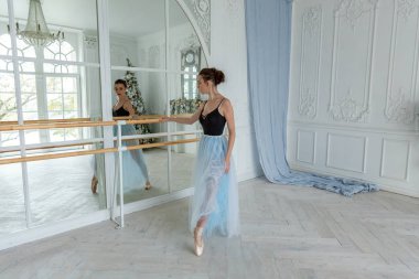 Balerin eller dans dersi bacağından pointe ayakkabı koyar