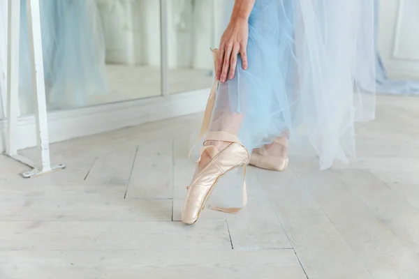 Ballerina mani mette scarpe da punta sulla gamba in classe di danza — Foto Stock