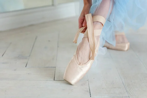 Baletka rukou vloží pointe boty na noze v taneční třídě — Stock fotografie