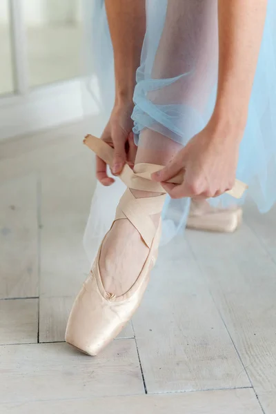 Ballerina mâini pune pantofi pointe pe picior în clasa de dans — Fotografie, imagine de stoc