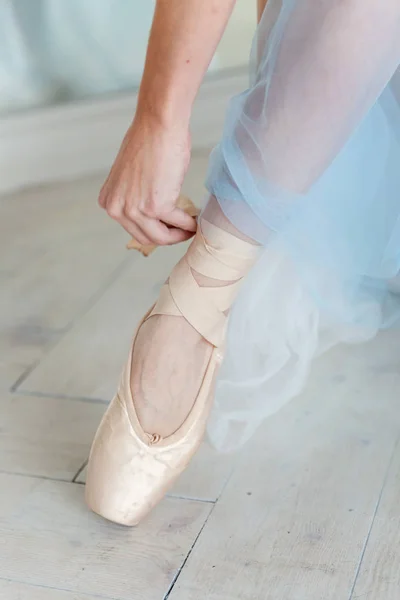 Bailarina manos pone zapatos puntiagudos en la pierna en clase de baile —  Fotos de Stock