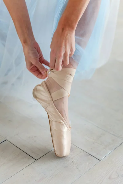 Ballerina mani mette scarpe da punta sulla gamba in classe di danza — Foto Stock