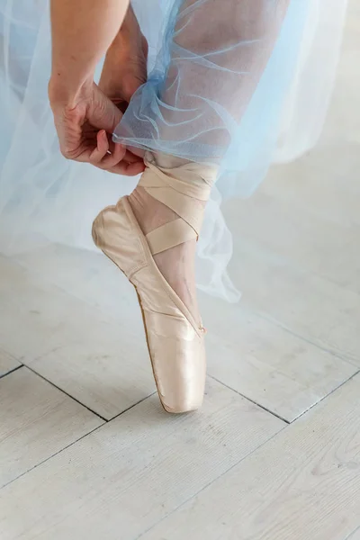 Ballerina mâini pune pantofi pointe pe picior în clasa de dans — Fotografie, imagine de stoc