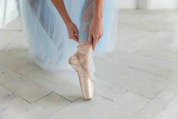 Ballerina mani mette scarpe da punta sulla gamba in classe di danza — Foto Stock