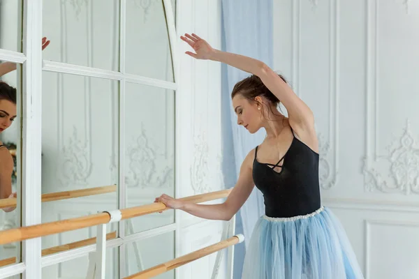 Joven bailarina de ballet clásica en clase de baile —  Fotos de Stock