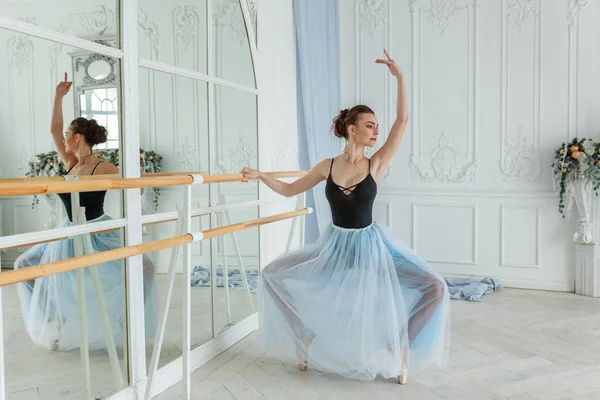 Mladá klasická baletní tanečnice v taneční třídě — Stock fotografie