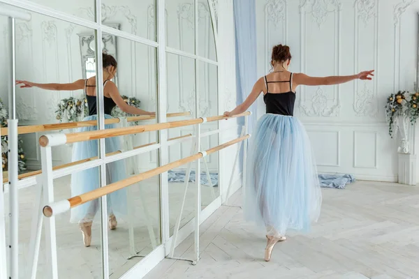 Joven bailarina de ballet clásica en clase de baile —  Fotos de Stock