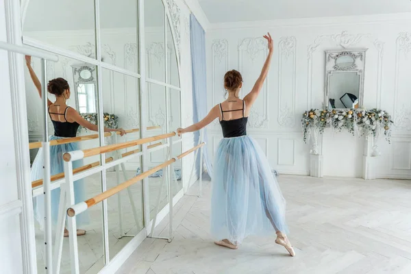 Jonge klassieke ballet danser vrouw in dans klasse — Stockfoto