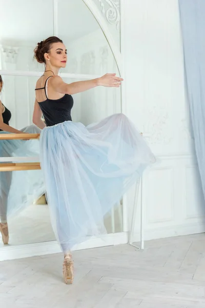 Jovem dançarina clássica de balé na aula de dança — Fotografia de Stock