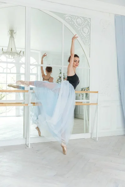 Młoda klasyczna tancerka baletowa Kobieta w klasie tańca — Zdjęcie stockowe