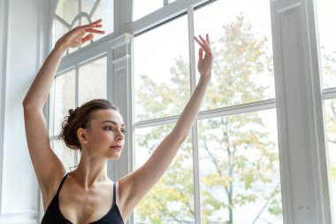 Dans sınıfında genç klasik bale dansçısı kadın