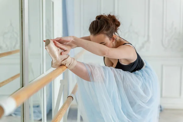 Tineri dansatoare de balet clasic femeie în clasă de dans — Fotografie, imagine de stoc