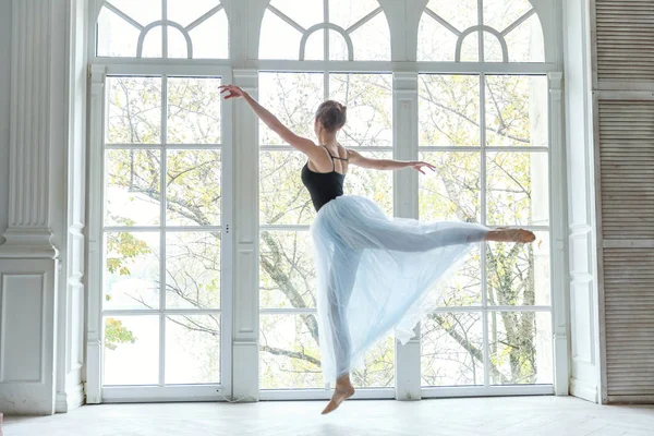 Joven bailarina de ballet clásica en clase de baile —  Fotos de Stock