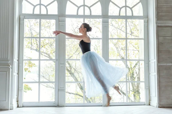 Joven bailarina de ballet clásica en clase de baile —  Fotos de Stock