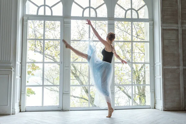 Jonge klassieke ballet danser vrouw in dans klasse — Stockfoto