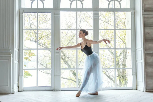 Joven bailarina de ballet clásica en clase de baile —  Fotos de Stock