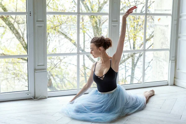 Młoda klasyczna tancerka baletowa Kobieta w klasie tańca — Zdjęcie stockowe
