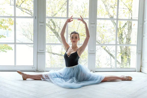 Young classical ballet dancer woman in dance class — Stock Photo, Image