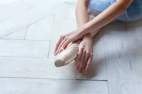Bailarina manos pone zapatos puntiagudos en la pierna en clase de baile —  Fotos de Stock