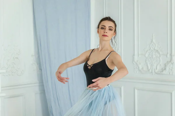 Jovem dançarina clássica de balé na aula de dança — Fotografia de Stock
