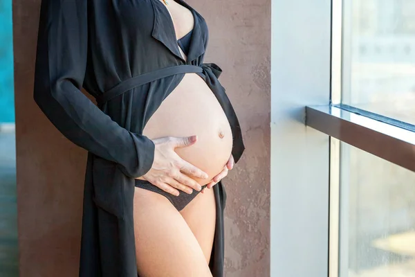 Fechar a barriga grávida. Maternidade, gravidez, ternura, paternidade, conceito de responsabilidade — Fotografia de Stock