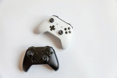 Beyaz arka plan üzerinde beyaz ve siyah oyun çubuğu