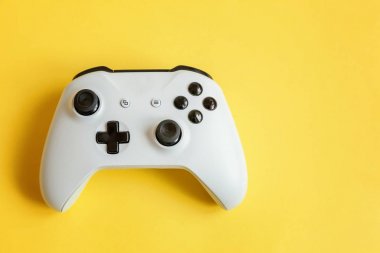 Sarı arka planda beyaz joystick