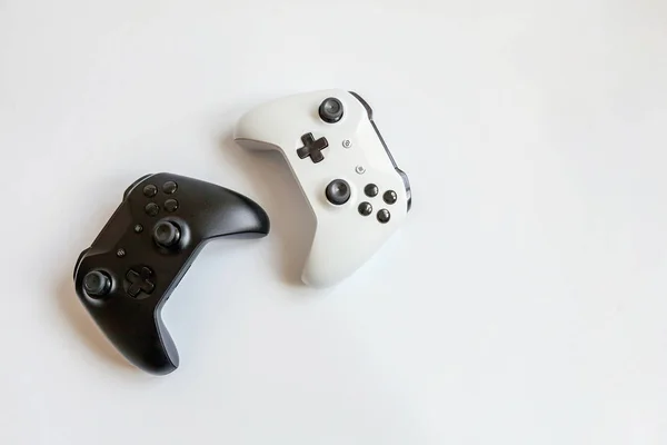 Joystick blanc et noir sur fond blanc — Photo