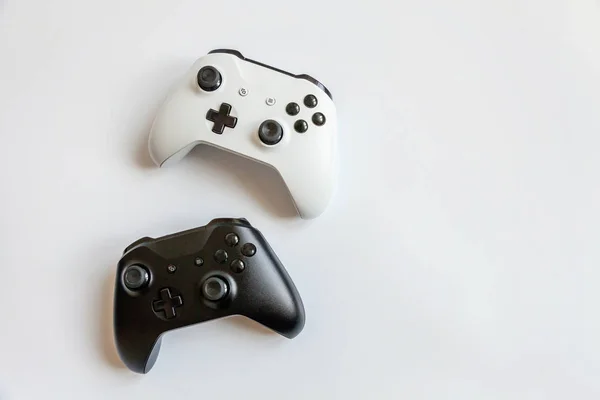 Joystick blanc et noir sur fond blanc — Photo