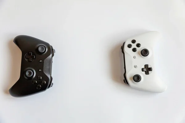 Joystick blanc et noir sur fond blanc — Photo