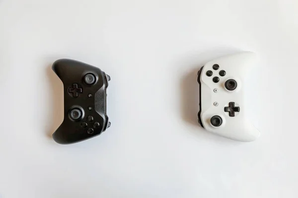 Joystick blanc et noir sur fond blanc — Photo